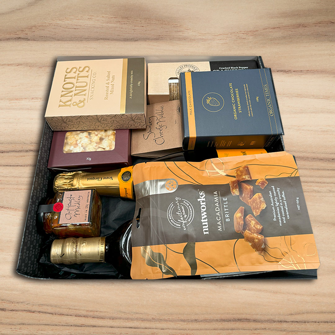 Johnnie Gold & Veuve Champagne Hamper